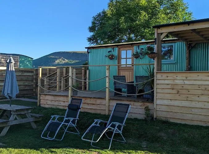 Red Darren Luxury Hut